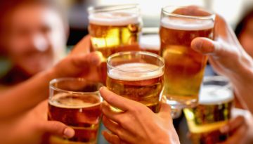 Leisure,,drinks,,celebration,,people,and,holidays,concept, ,smiling,friends