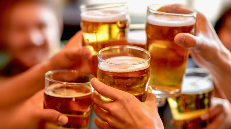 Leisure,,drinks,,celebration,,people,and,holidays,concept, ,smiling,friends