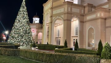 Exterior of building in Branson next to a large Christmas tree